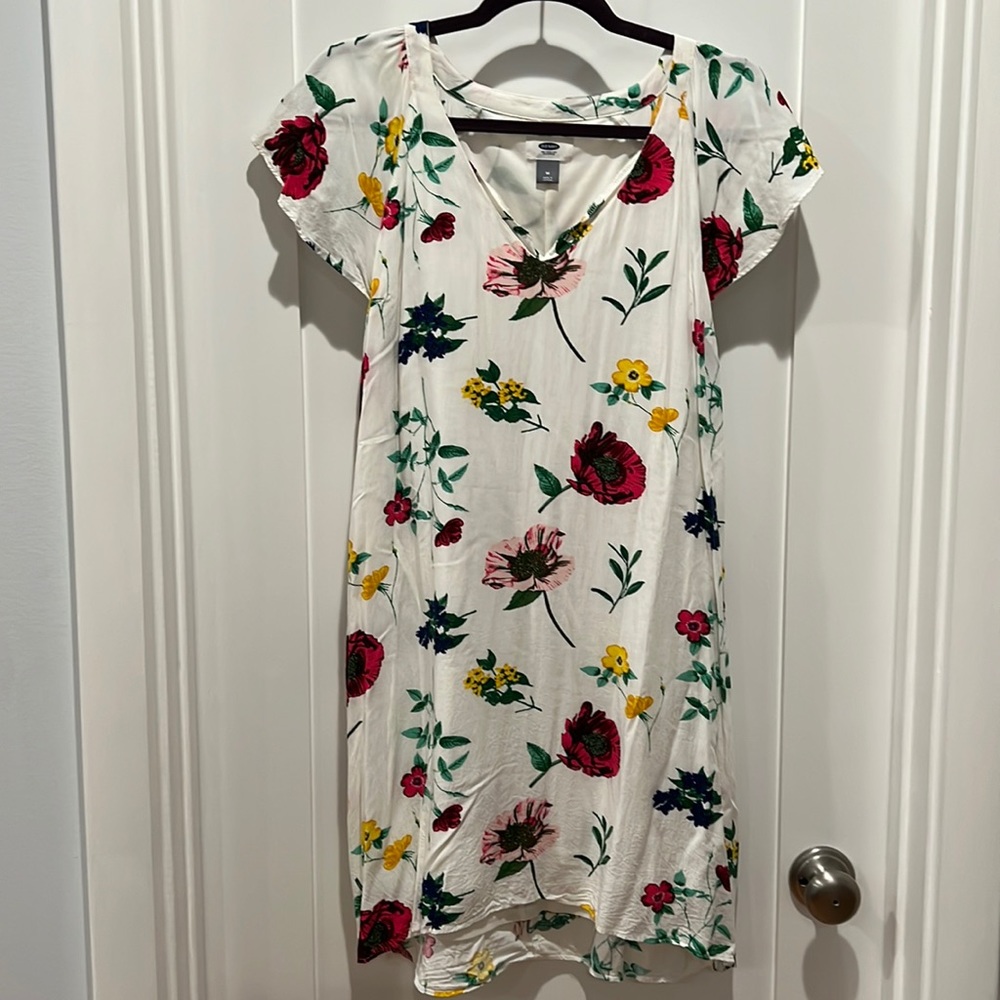 old navy flutter short sleeve white v neck floral sheath dress size M